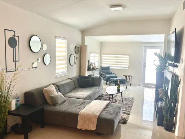 2-bedroom home for rent in Miami - 3132 NW 43rd St - MondialRealty