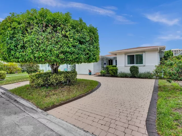 3-bedroom home for rent in Surfside - 8851 Byron Ave - MondialRealty