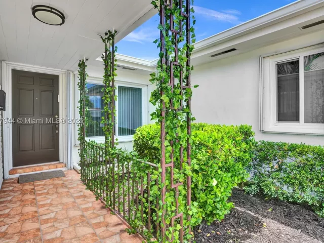 3-bedroom home for rent in Surfside - 8851 Byron Ave - MondialRealty