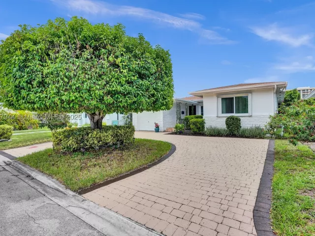 3-bedroom home for rent in Surfside - 8851 Byron Ave - MondialRealty