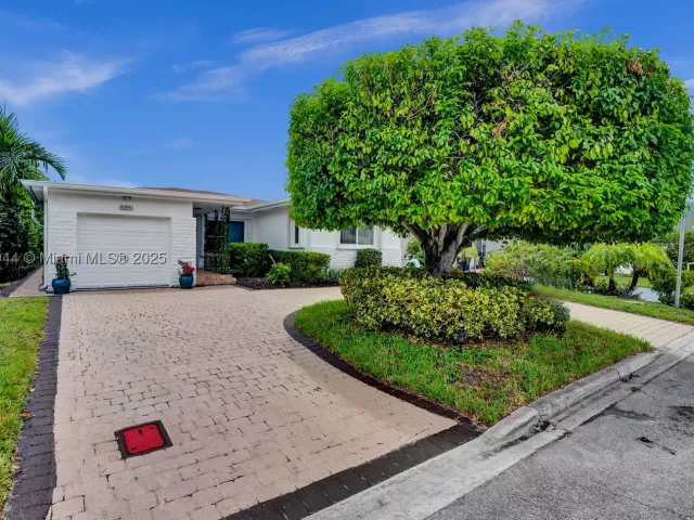 3-bedroom home for rent in Surfside - 8851 Byron Ave - MondialRealty