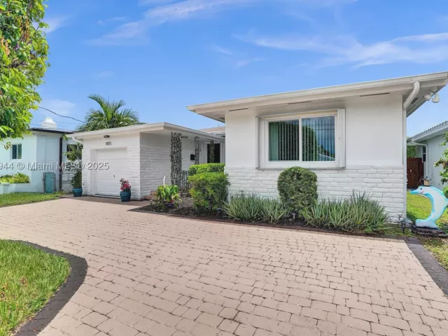 3-bedroom home for rent in Surfside - 8851 Byron Ave - MondialRealty