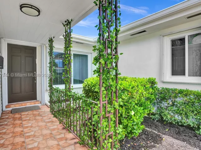 3-bedroom home for rent in Surfside - 8851 Byron Ave - MondialRealty