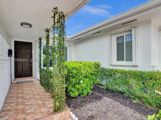 3-bedroom home for rent in Surfside - 8851 Byron Ave - MondialRealty