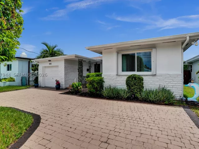 3-bedroom home for rent in Surfside - 8851 Byron Ave - MondialRealty