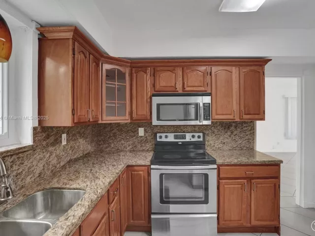 3-bedroom home for rent in Surfside - 8851 Byron Ave - MondialRealty