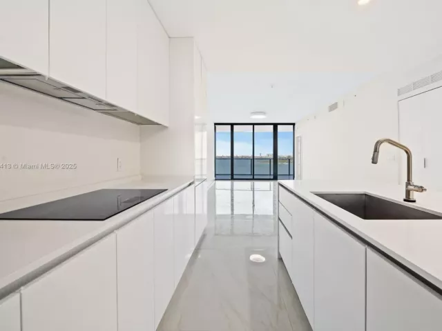 2-bedroom condo for rent in Miami - 700 NE 24th St 702 - MondialRealty