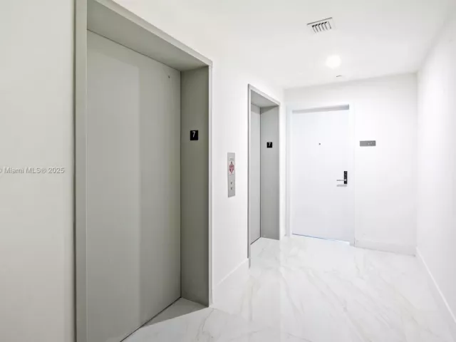 2-bedroom condo for rent in Miami - 700 NE 24th St 702 - MondialRealty