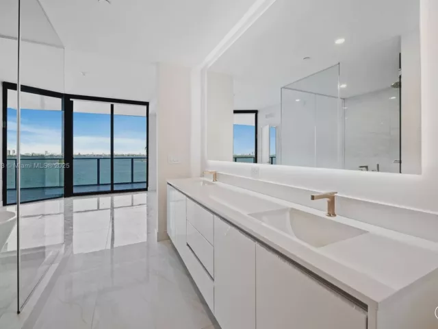 2-bedroom condo for rent in Miami - 700 NE 24th St 702 - MondialRealty