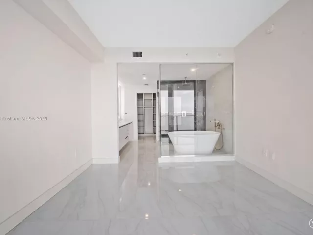 2-bedroom condo for rent in Miami - 700 NE 24th St 702 - MondialRealty