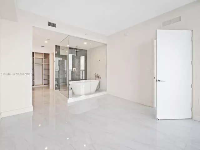 2-bedroom condo for rent in Miami - 700 NE 24th St 702 - MondialRealty