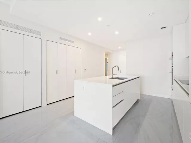 2-bedroom condo for rent in Miami - 700 NE 24th St 702 - MondialRealty