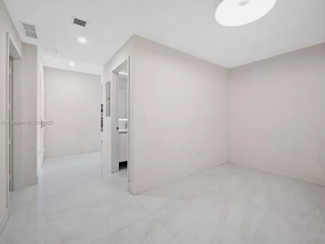 2-bedroom condo for rent in Miami - 700 NE 24th St 702 - MondialRealty