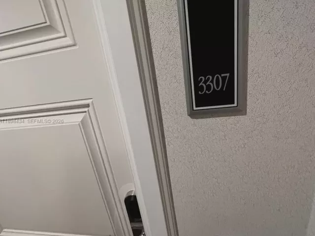 2-bedroom condo for rent in Miami - 1435 Brickell Ave 3307 - MondialRealty