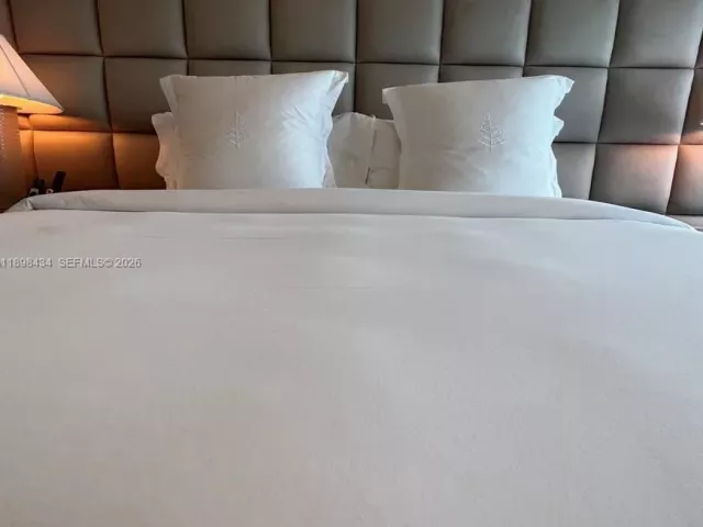 2-bedroom condo for rent in Miami - 1435 Brickell Ave 3307 - MondialRealty