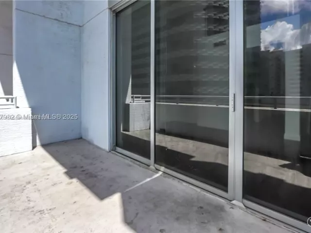 1-bedroom condo for sale in Miami - 1050 Brickell Ave 414 - MondialRealty