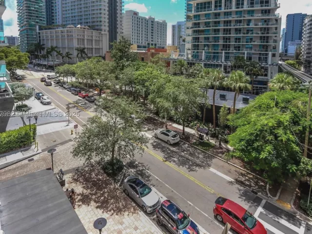 1-bedroom condo for sale in Miami - 1050 Brickell Ave 414 - MondialRealty