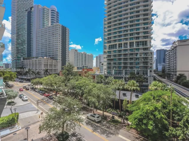 1-bedroom condo for sale in Miami - 1050 Brickell Ave 414 - MondialRealty