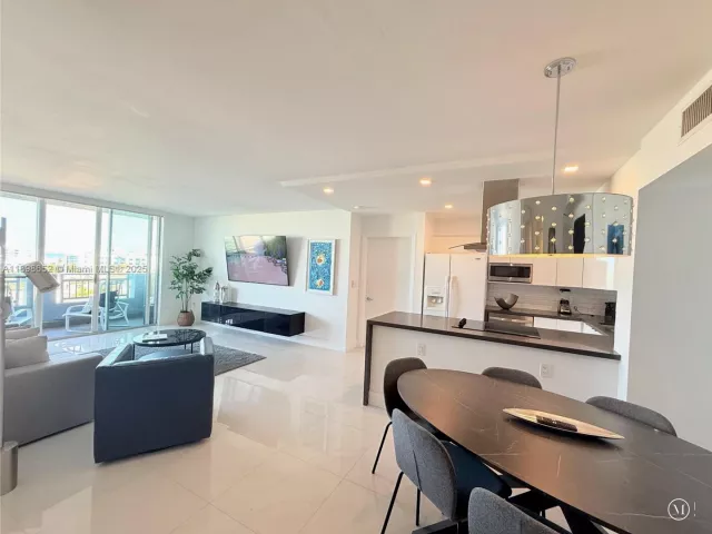 2-bedroom condo for sale in Miami Beach - 90 Alton Rd 909 - MondialRealty