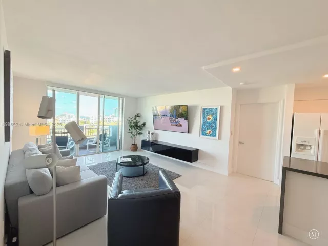 2-bedroom condo for sale in Miami Beach - 90 Alton Rd 909 - MondialRealty