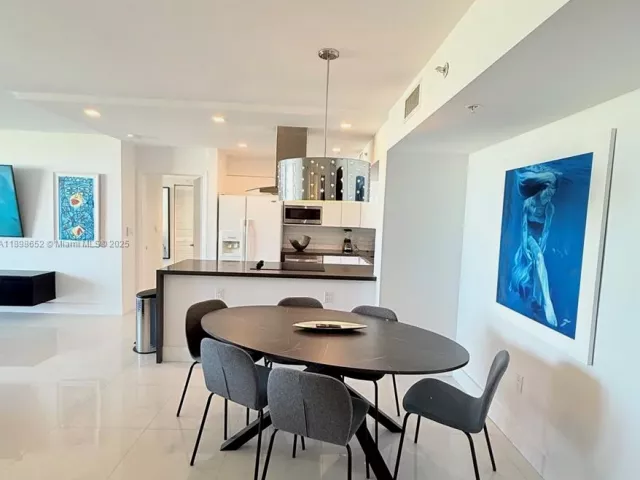 2-bedroom condo for sale in Miami Beach - 90 Alton Rd 909 - MondialRealty