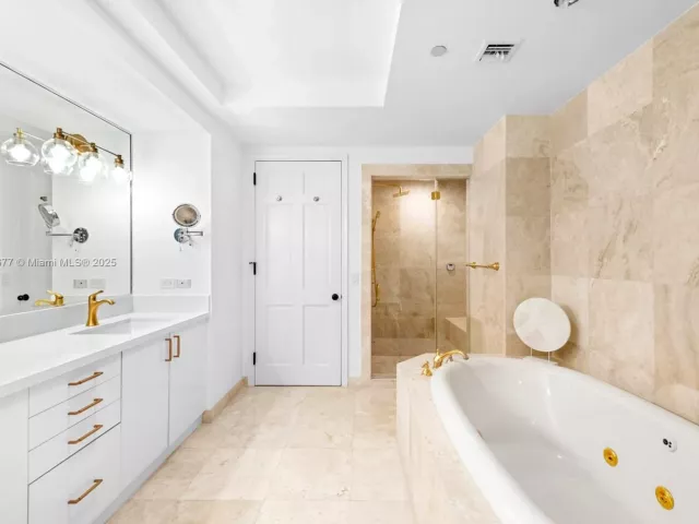 3-bedroom condo for sale in Fisher Island - 7642 Fisher Island Dr 7642 - MondialRealty