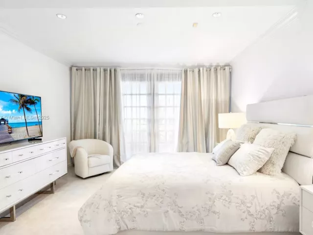 3-bedroom condo for sale in Fisher Island - 7642 Fisher Island Dr 7642 - MondialRealty