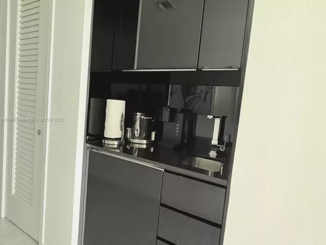 condo for rent in Miami Beach - 2201 Collins Ave 626 - MondialRealty