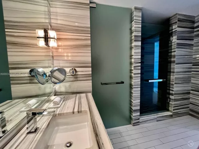 condo for rent in Miami Beach - 2201 Collins Ave 626 - MondialRealty