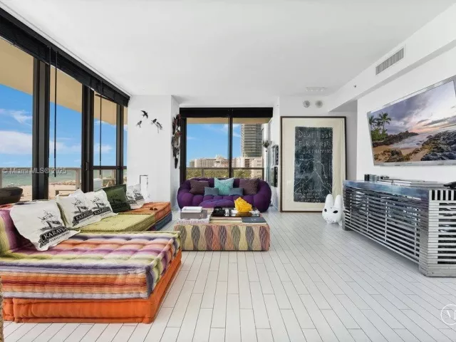 2-bedroom condo for rent in Miami Beach - 2201 Collins Ave 628 - MondialRealty