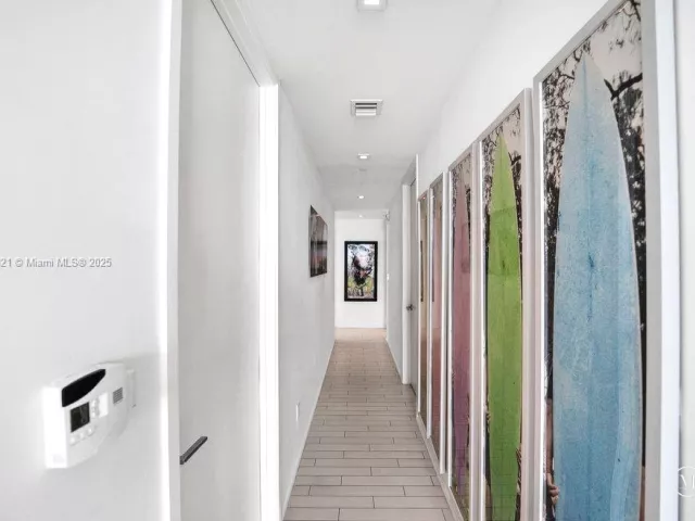 2-bedroom condo for rent in Miami Beach - 2201 Collins Ave 628 - MondialRealty
