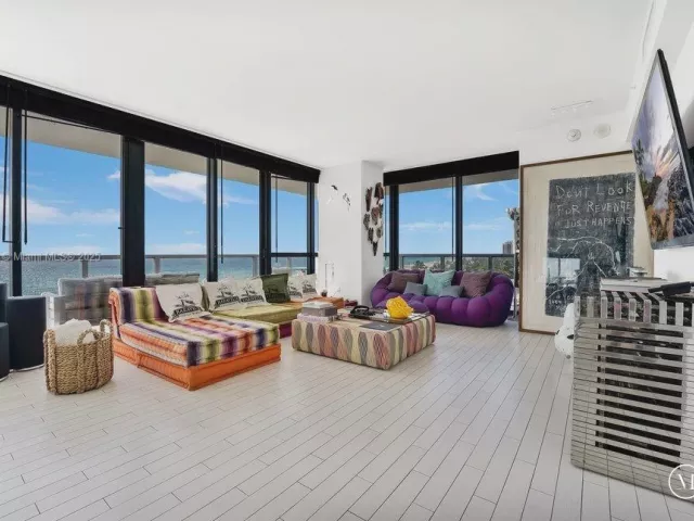 2-bedroom condo for rent in Miami Beach - 2201 Collins Ave 628 - MondialRealty