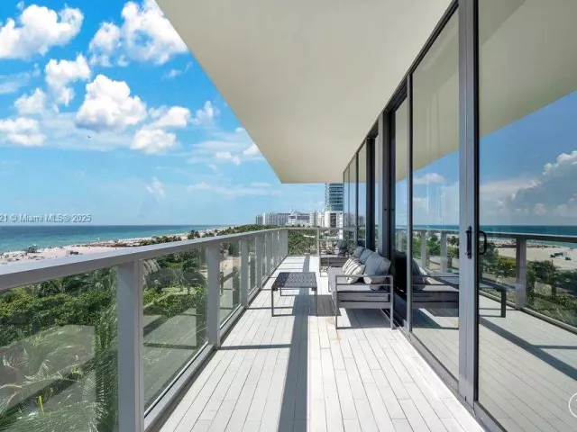 2-bedroom condo for rent in Miami Beach - 2201 Collins Ave 628 - MondialRealty
