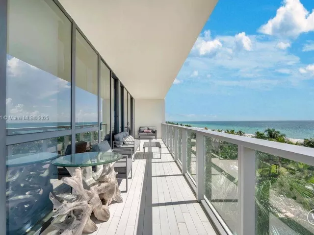 2-bedroom condo for rent in Miami Beach - 2201 Collins Ave 628 - MondialRealty