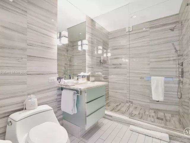 2-bedroom condo for rent in Miami Beach - 2201 Collins Ave 628 - MondialRealty