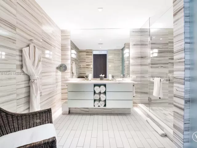 2-bedroom condo for rent in Miami Beach - 2201 Collins Ave 628 - MondialRealty