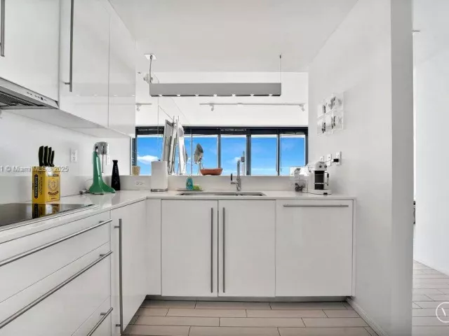 2-bedroom condo for rent in Miami Beach - 2201 Collins Ave 628 - MondialRealty