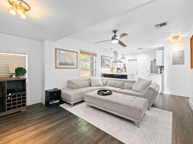 Home for sale at 1140 SW 9th Avenue - photo 6687557