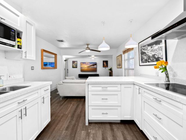 Home for sale at 1140 SW 9th Avenue - photo 6687559