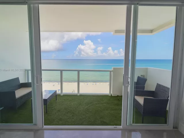 2-bedroom condo for sale in Miami Beach - 5601 Collins Ave 1409 - MondialRealty