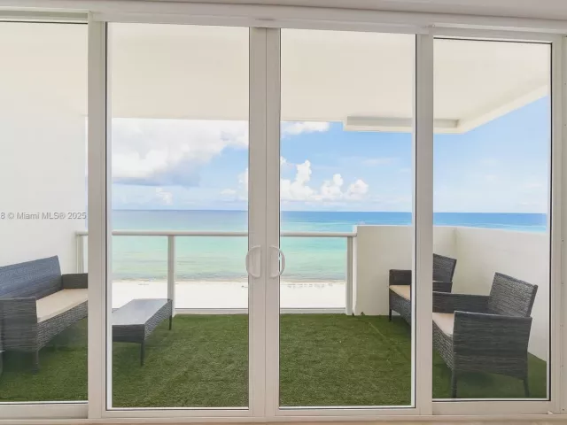 2-bedroom condo for sale in Miami Beach - 5601 Collins Ave 1409 - MondialRealty