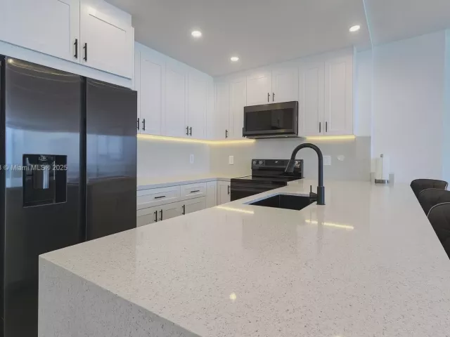 2-bedroom condo for sale in Miami Beach - 5601 Collins Ave 1409 - MondialRealty