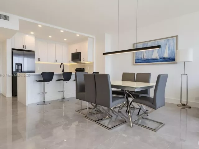 2-bedroom condo for sale in Miami Beach - 5601 Collins Ave 1409 - MondialRealty