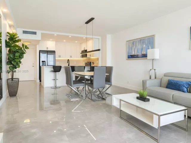 2-bedroom condo for sale in Miami Beach - 5601 Collins Ave 1409 - MondialRealty