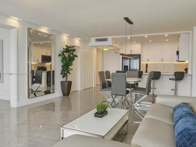 2-bedroom condo for sale in Miami Beach - 5601 Collins Ave 1409 - MondialRealty
