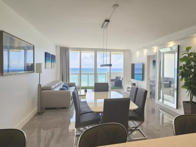 2-bedroom condo for sale in Miami Beach - 5601 Collins Ave 1409 - MondialRealty