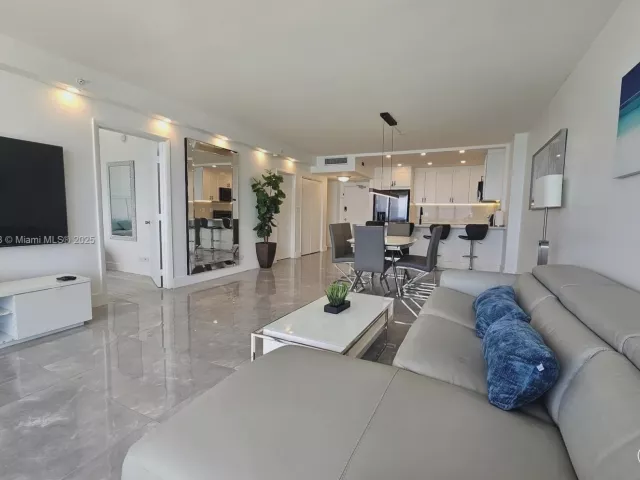 2-bedroom condo for sale in Miami Beach - 5601 Collins Ave 1409 - MondialRealty
