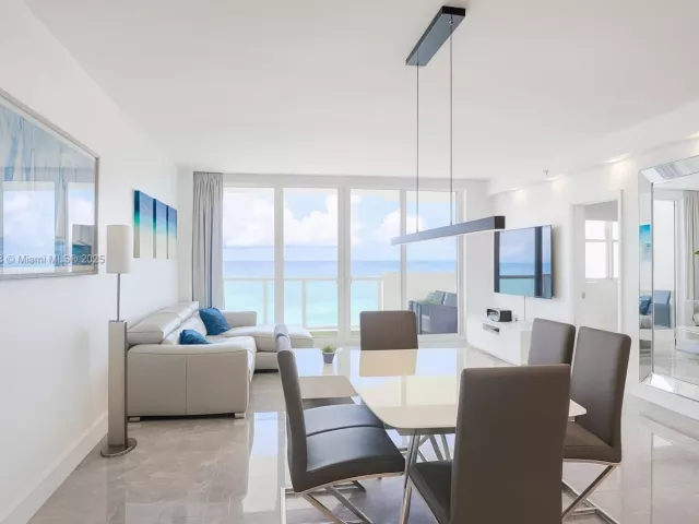 2-bedroom condo for sale in Miami Beach - 5601 Collins Ave 1409 - MondialRealty