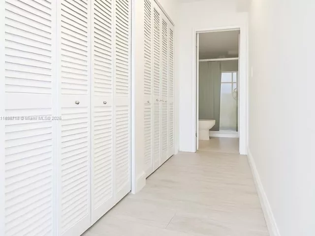 2-bedroom condo for sale in Miami Beach - 5601 Collins Ave 1409 - MondialRealty
