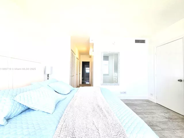 2-bedroom condo for sale in Miami Beach - 5601 Collins Ave 1409 - MondialRealty
